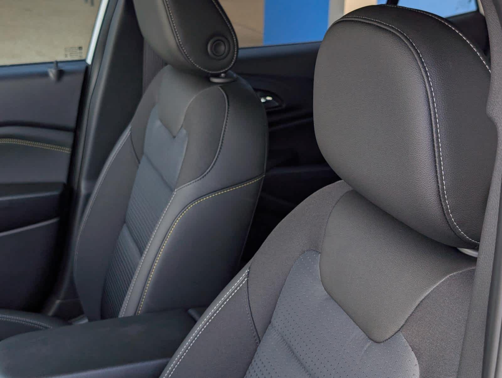 2025 Chevrolet Trax LT photo 8