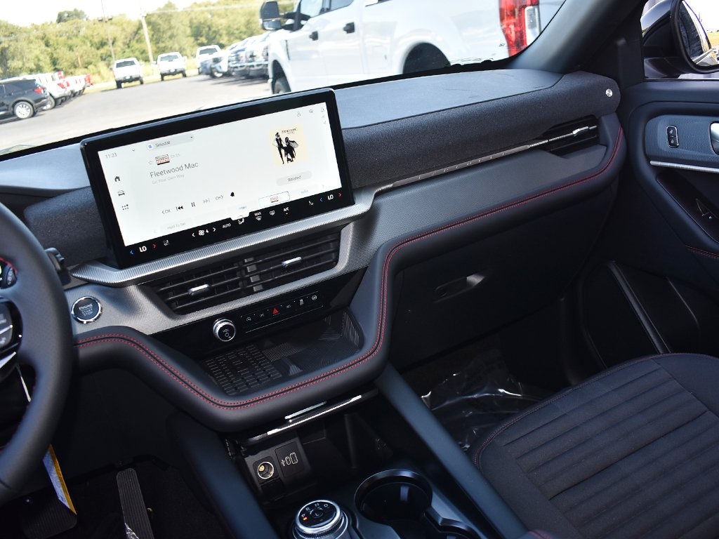 2025 Ford Explorer ST-Line photo 16