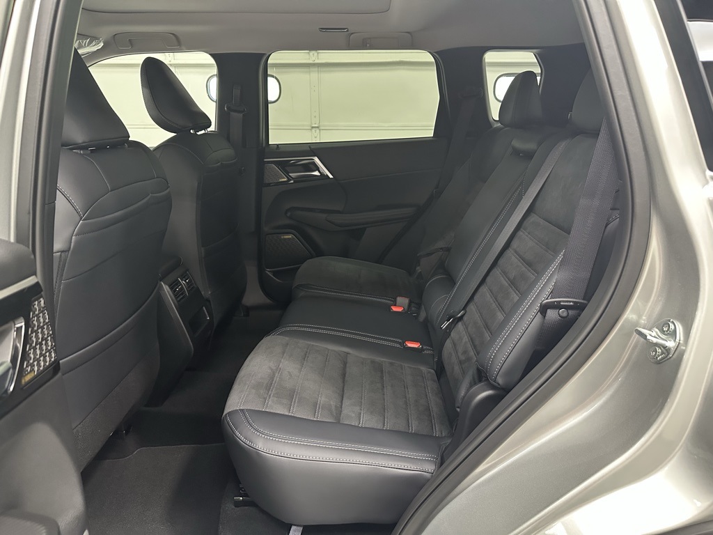 2025 Mitsubishi Outlander SE photo 15