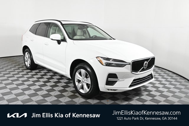 2022 Volvo XC60 Momentum's photo