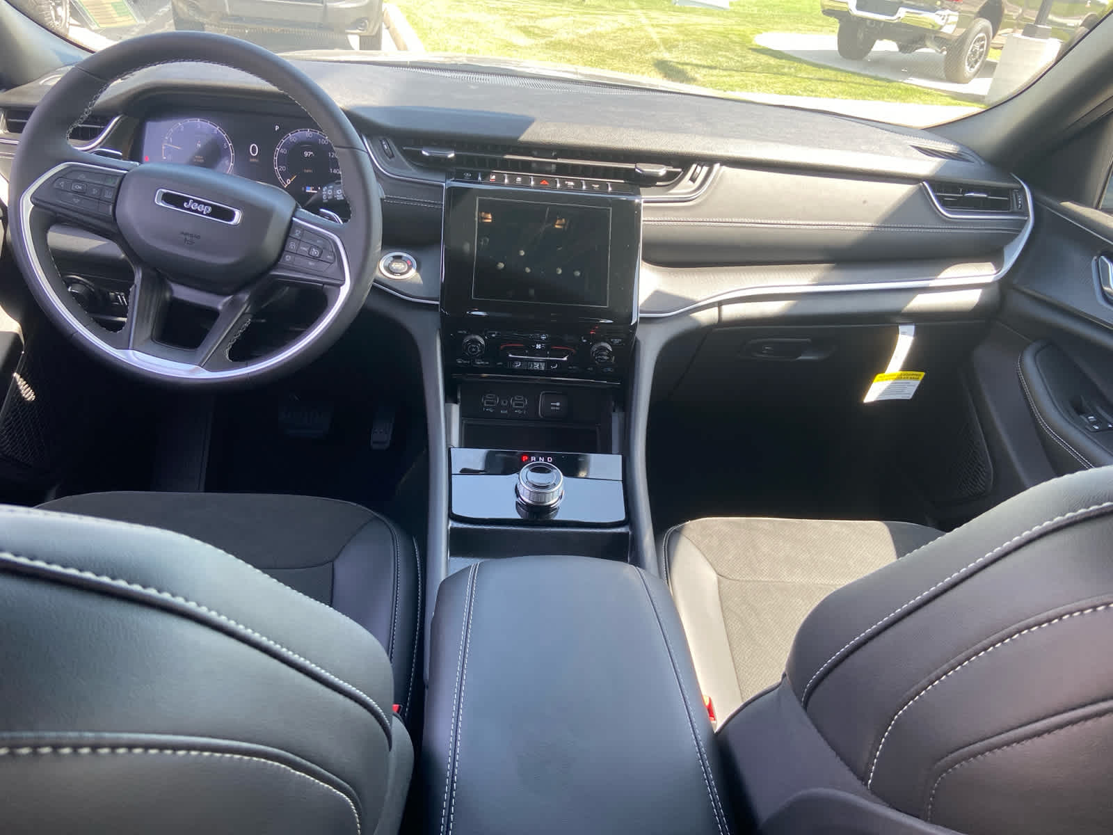 2025 Jeep Grand Cherokee Altitude photo 15