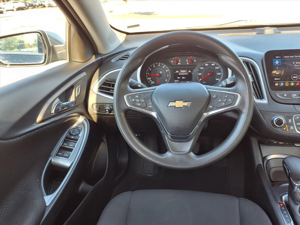 2023 Chevrolet Malibu 1LT photo 2
