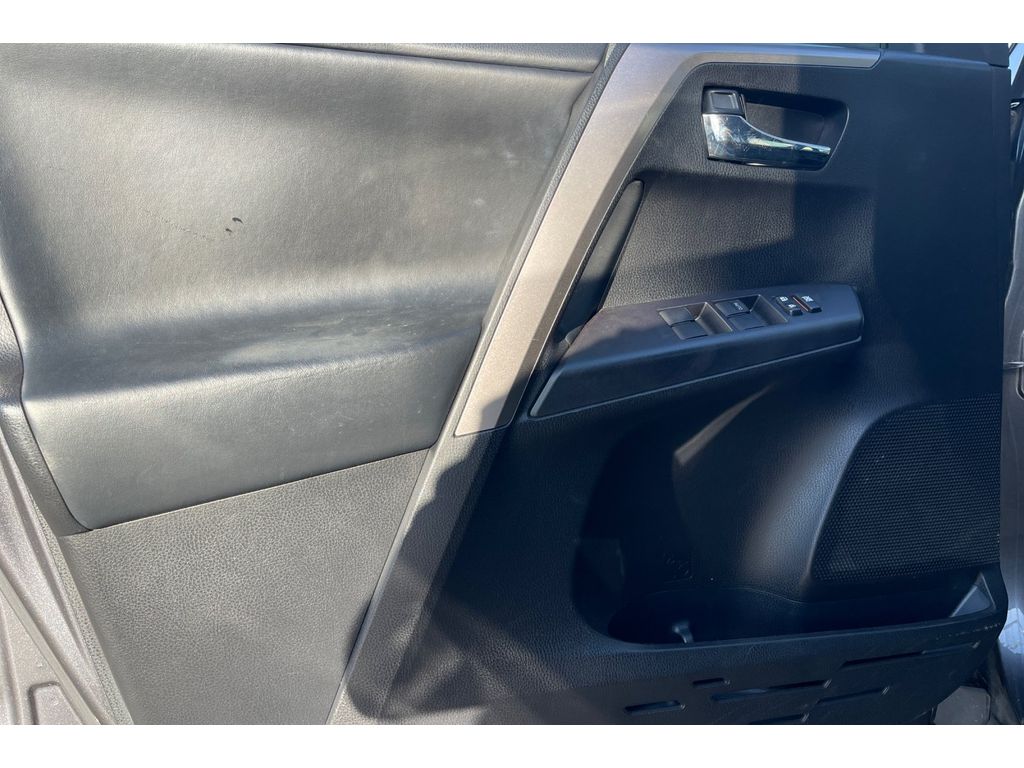 2017 Toyota RAV4 XLE photo 11