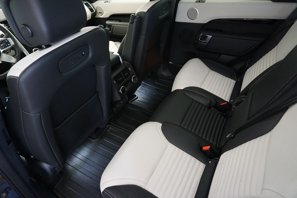 2025 Land Rover Discovery S photo 29