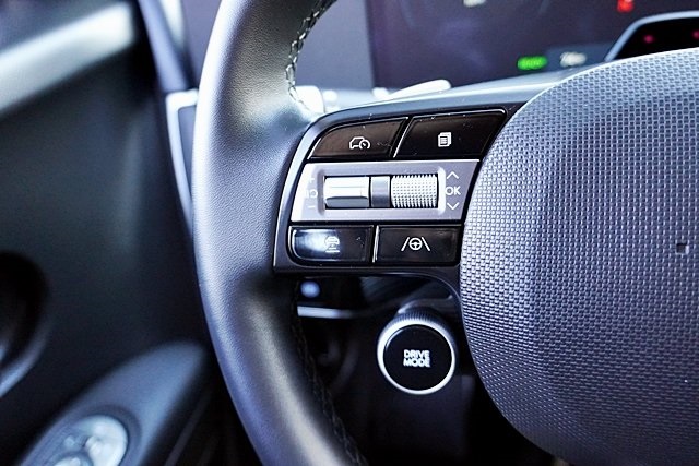 Used 2025 Black Hyundai SEL image 34