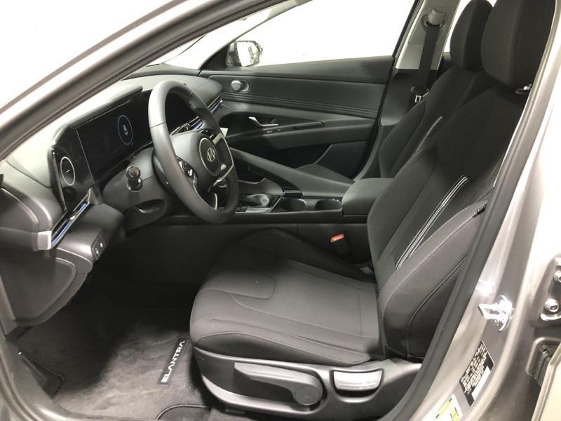 2025 Hyundai Elantra SEL Convenience photo 17