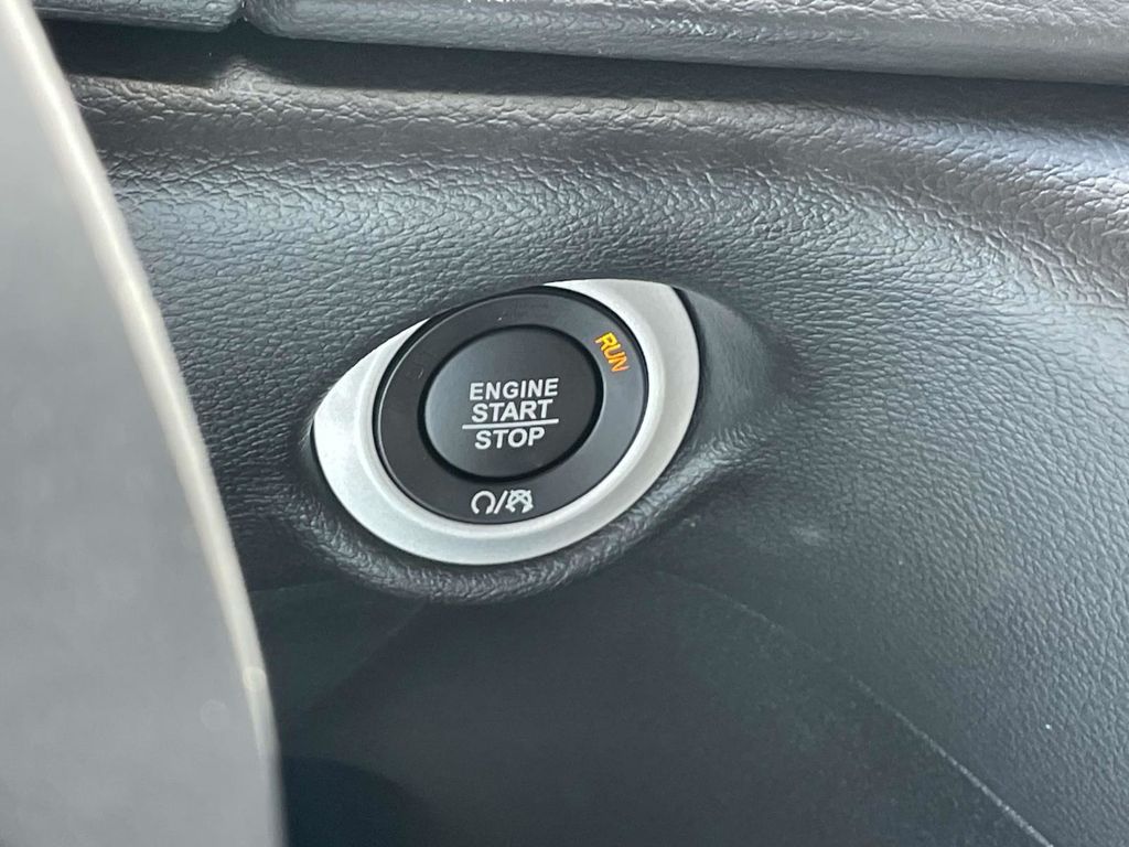 2025 Chrysler Voyager LX photo 33