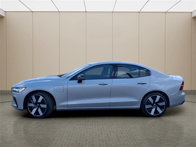 2024 Volvo S60 Recharge T8 Plus photo 2