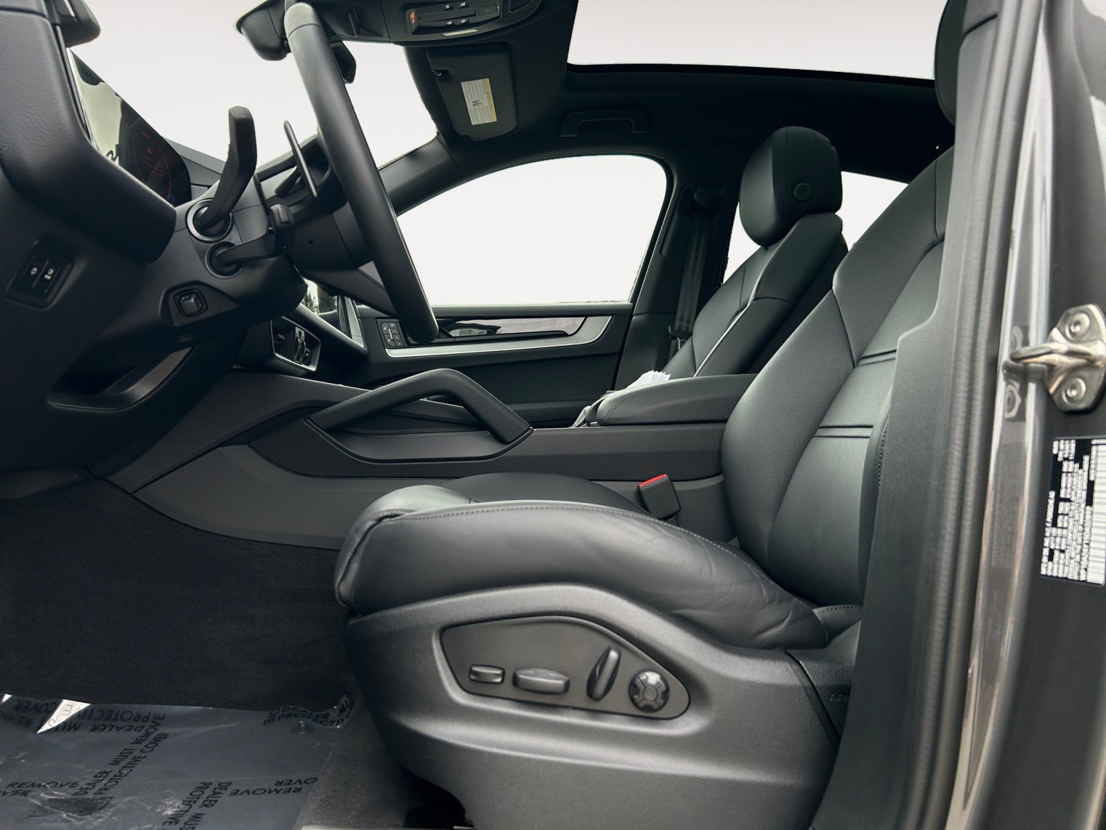 2025 Porsche Cayenne Coupe Base photo 9