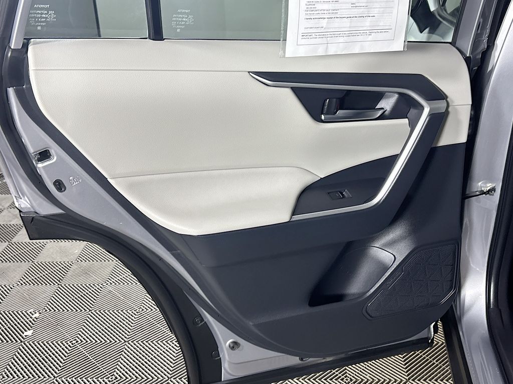 2022 Toyota RAV4 Hybrid XLE Premium photo 17