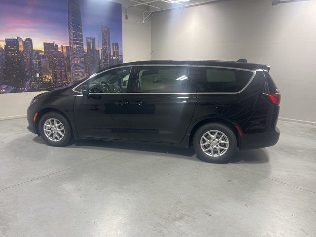 2025 Chrysler Voyager LX photo 4