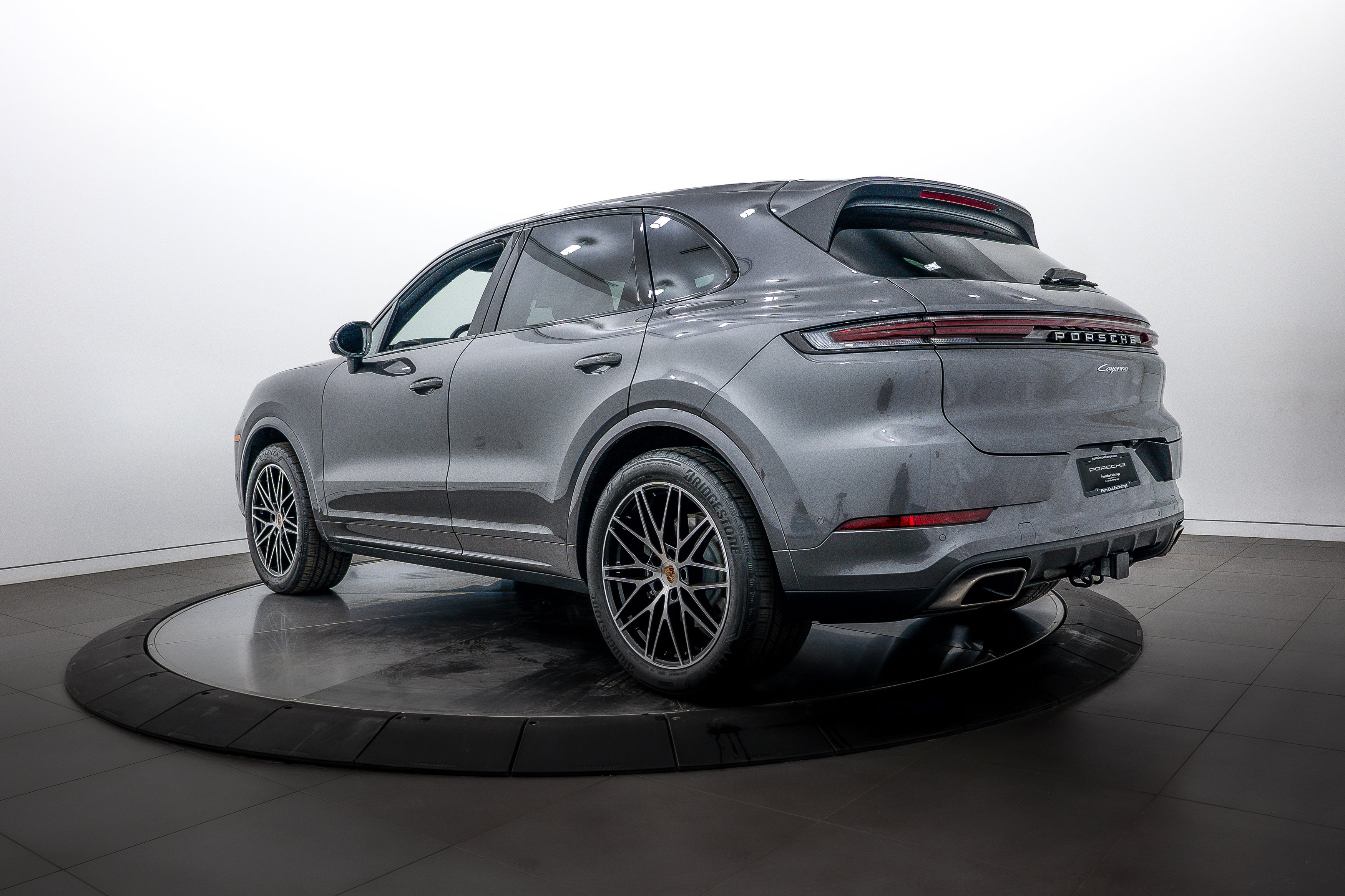 2025 Porsche Cayenne photo 3