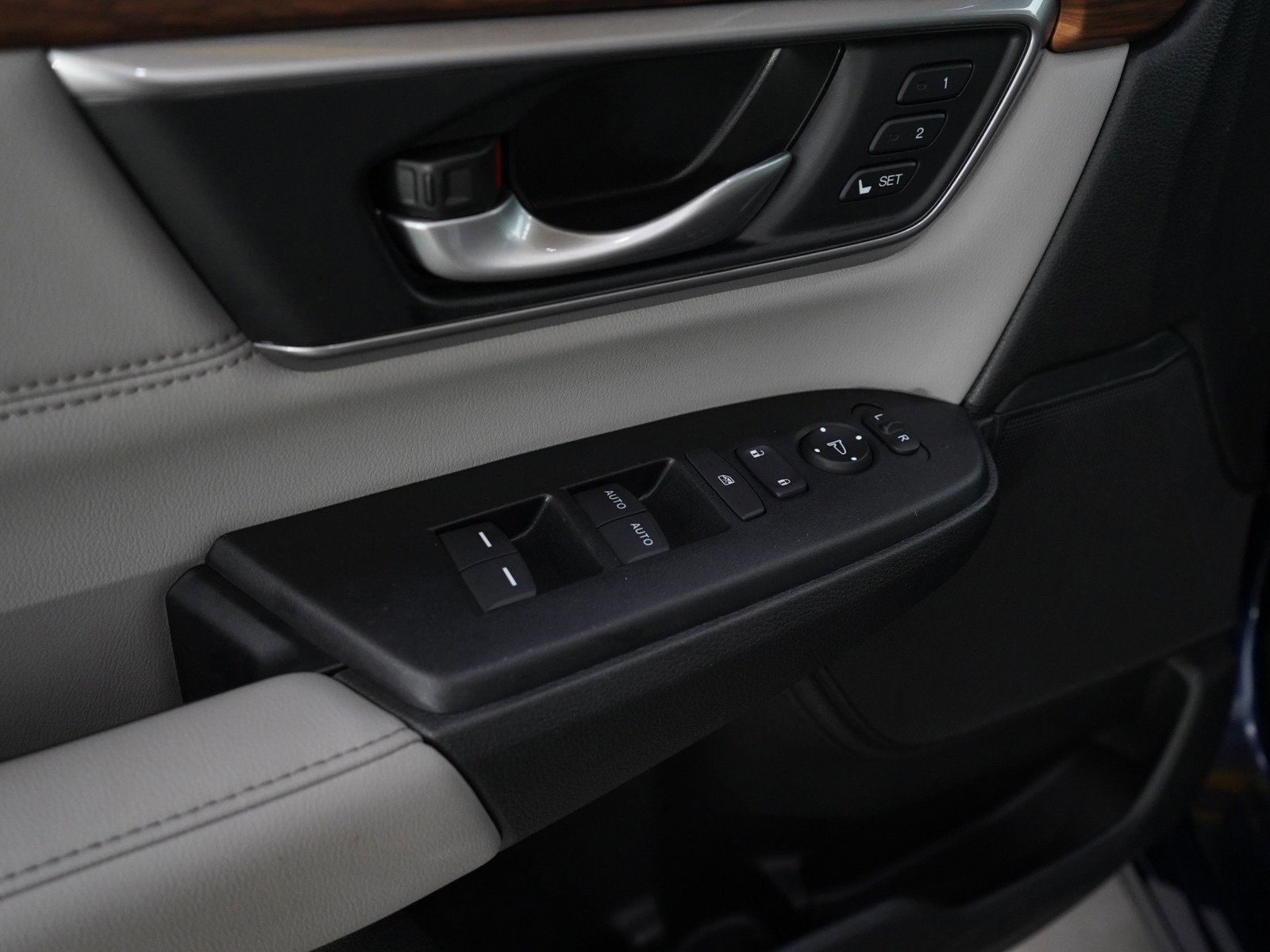 2022 Honda CR-V Hybrid Touring photo 17