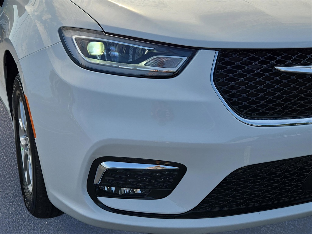 2026 Chrysler Pacifica photo 3