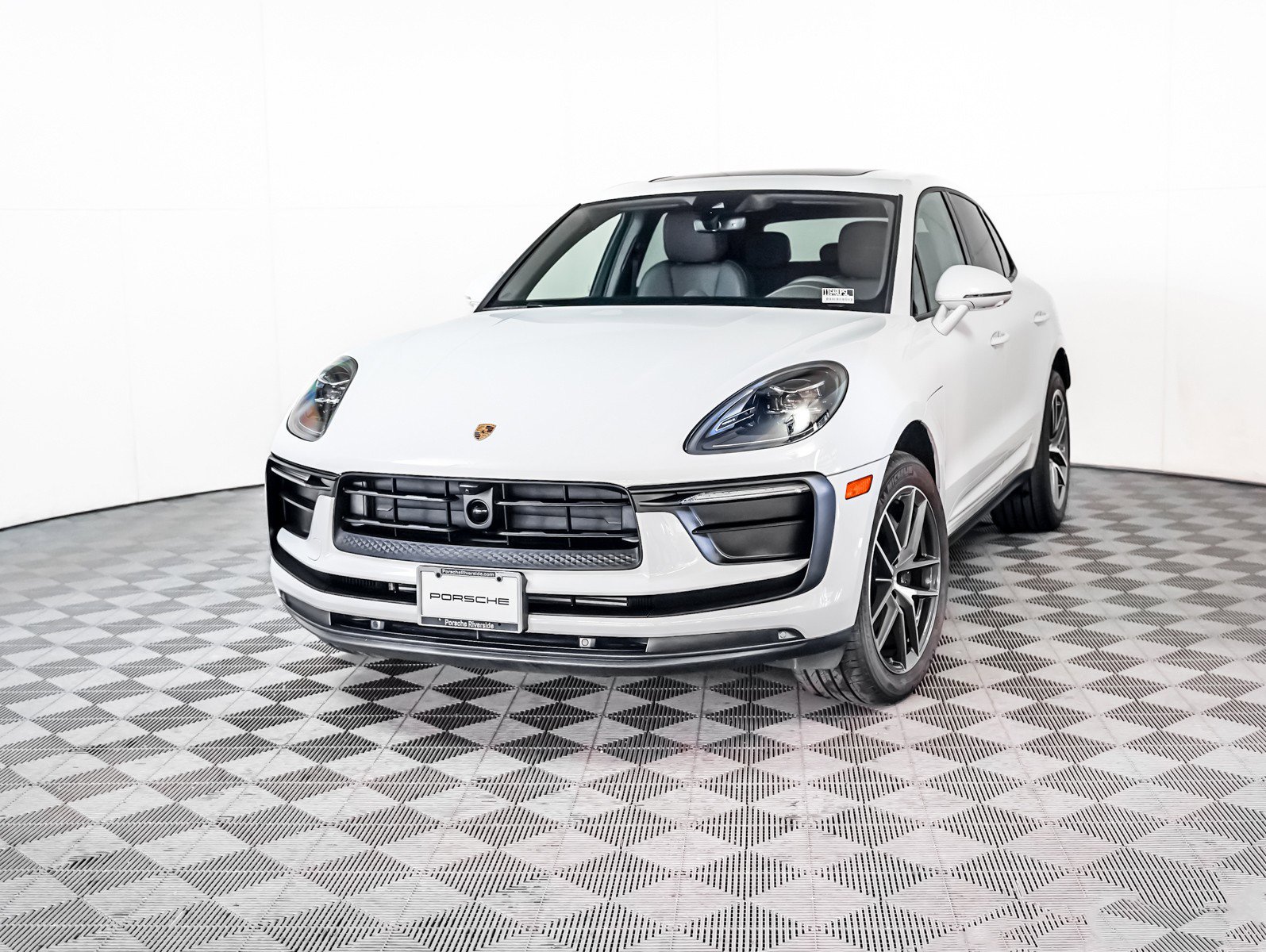 2025 Porsche Macan's photo