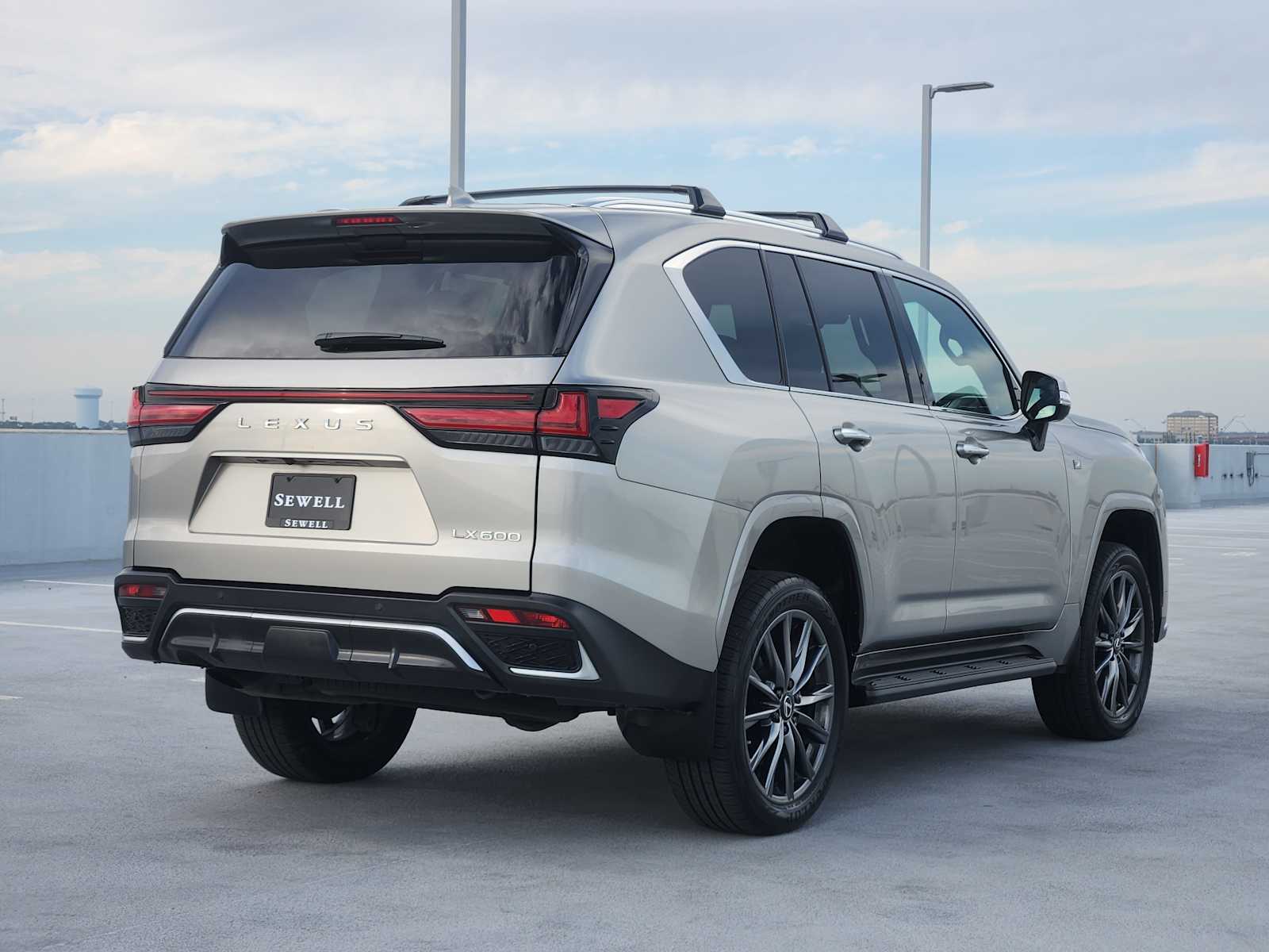 2022 Lexus LX 600 F SPORT photo 3