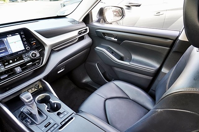 Used 2021 White Toyota XLE image 21