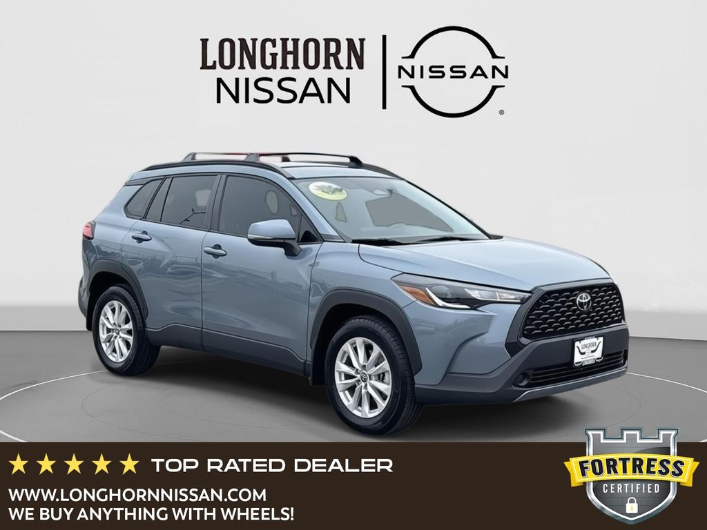 2024 Toyota Corolla Cross LE's photo