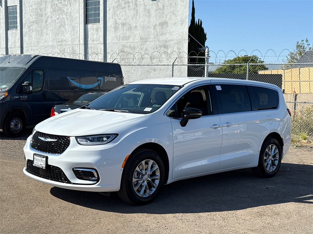 2025 Chrysler Pacifica photo 4