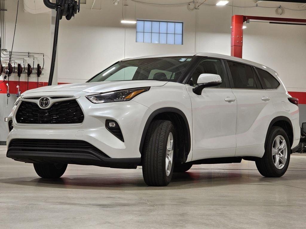 2024 Toyota Highlander LE photo 3