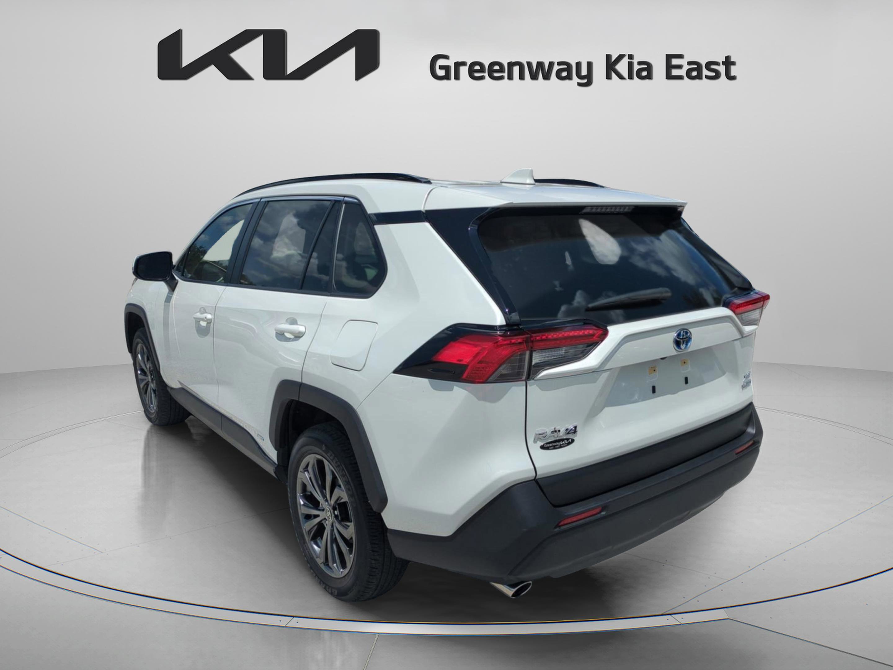 2022 Toyota RAV4 XLE Premium photo 5