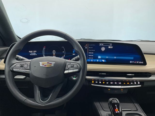 2024 Cadillac XT4 Luxury photo 3