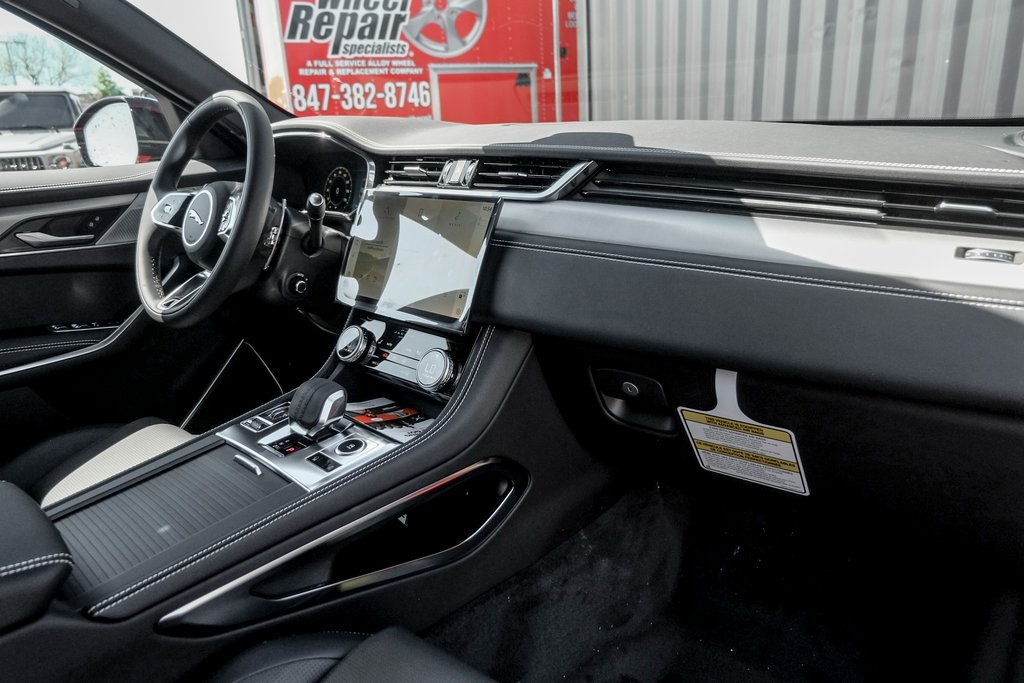 2025 Jaguar F-PACE P400 R-Dynamic S photo 19