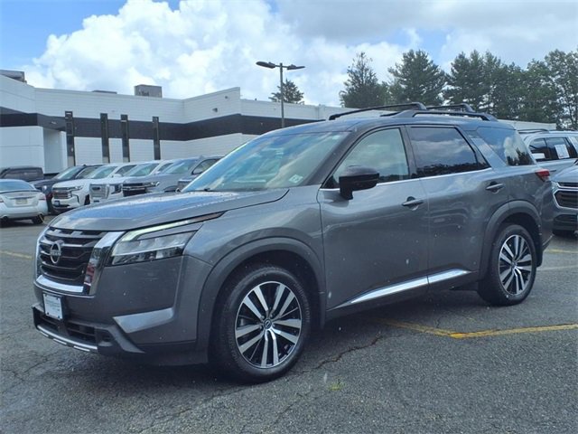 2023 Nissan Pathfinder Platinum photo 3