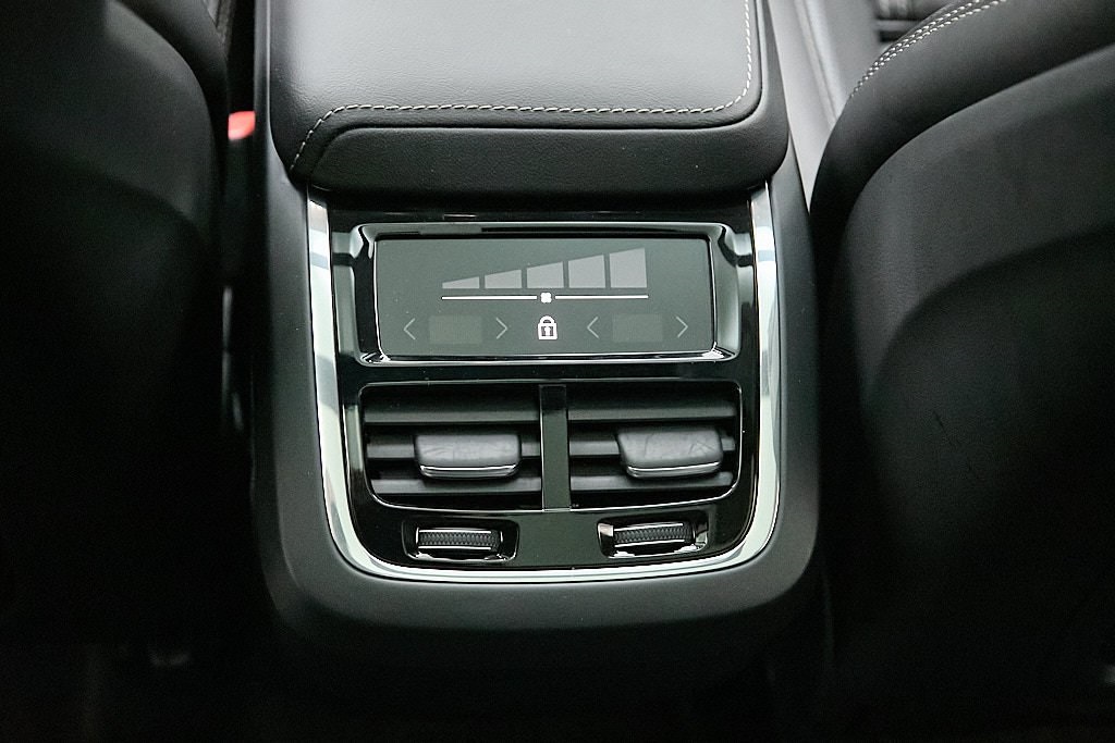 2023 VOLVO XC60 - Image 24