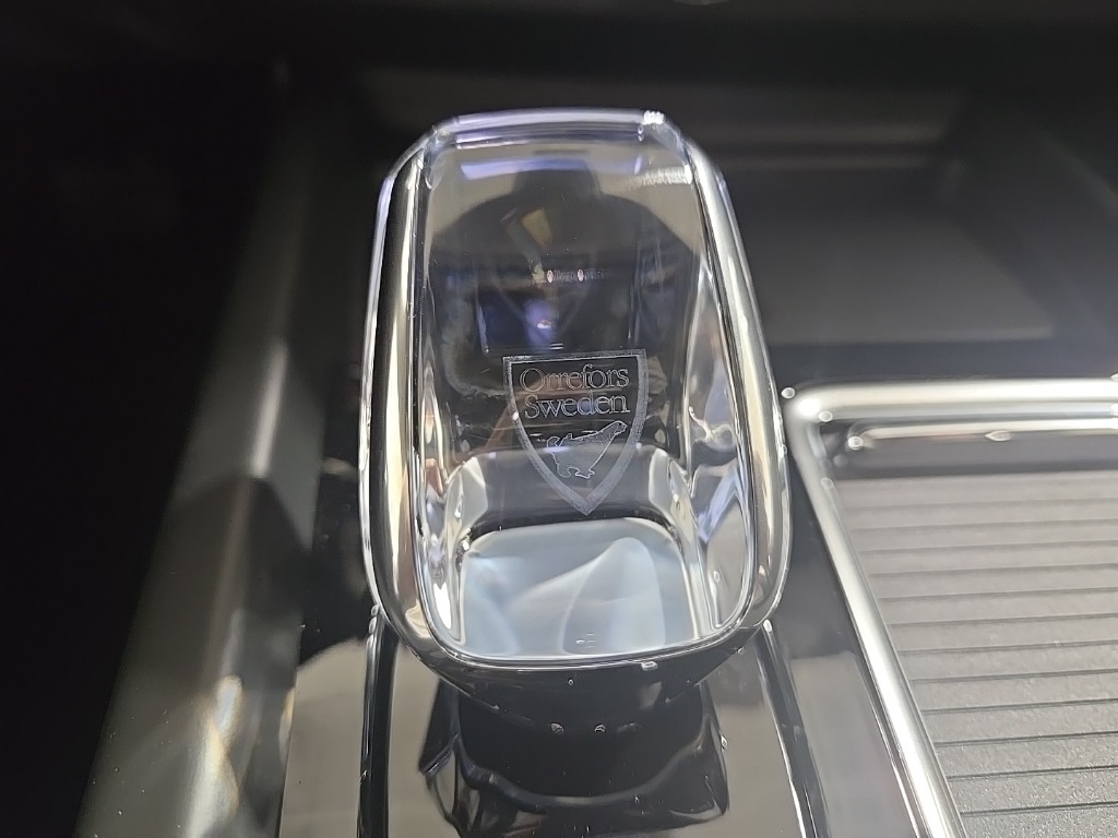2026 Volvo XC60 B5 Black Edition photo 13