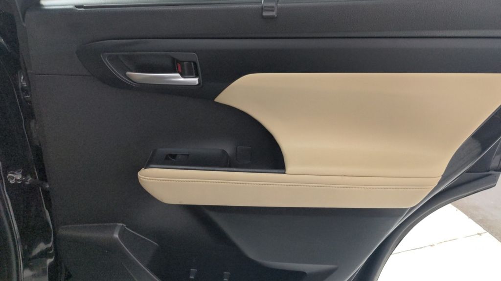 2023 Toyota Highlander L photo 12
