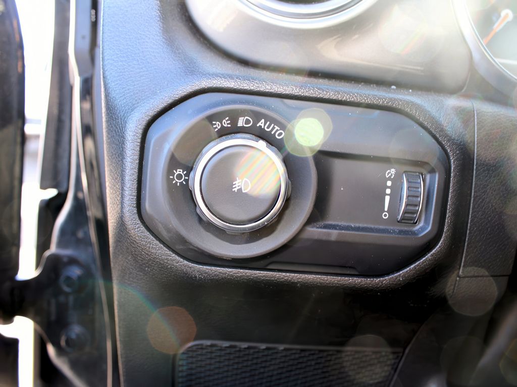 2023 Jeep Wrangler Sahara photo 13