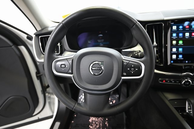 2022 Volvo XC60 B5 Momentum photo 3