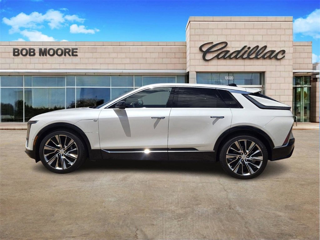 2025 Cadillac Lyriq Luxury photo 2
