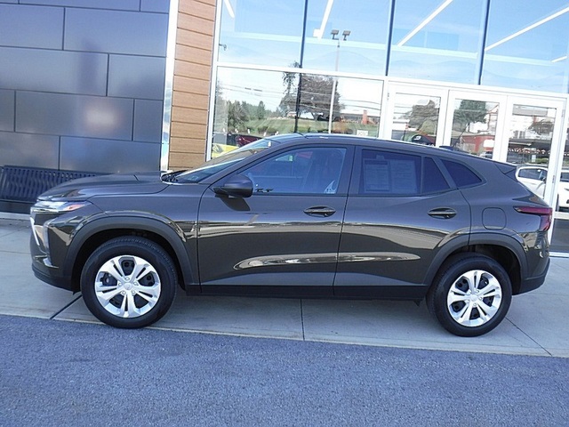 2024 Chevrolet Trax LS photo 2