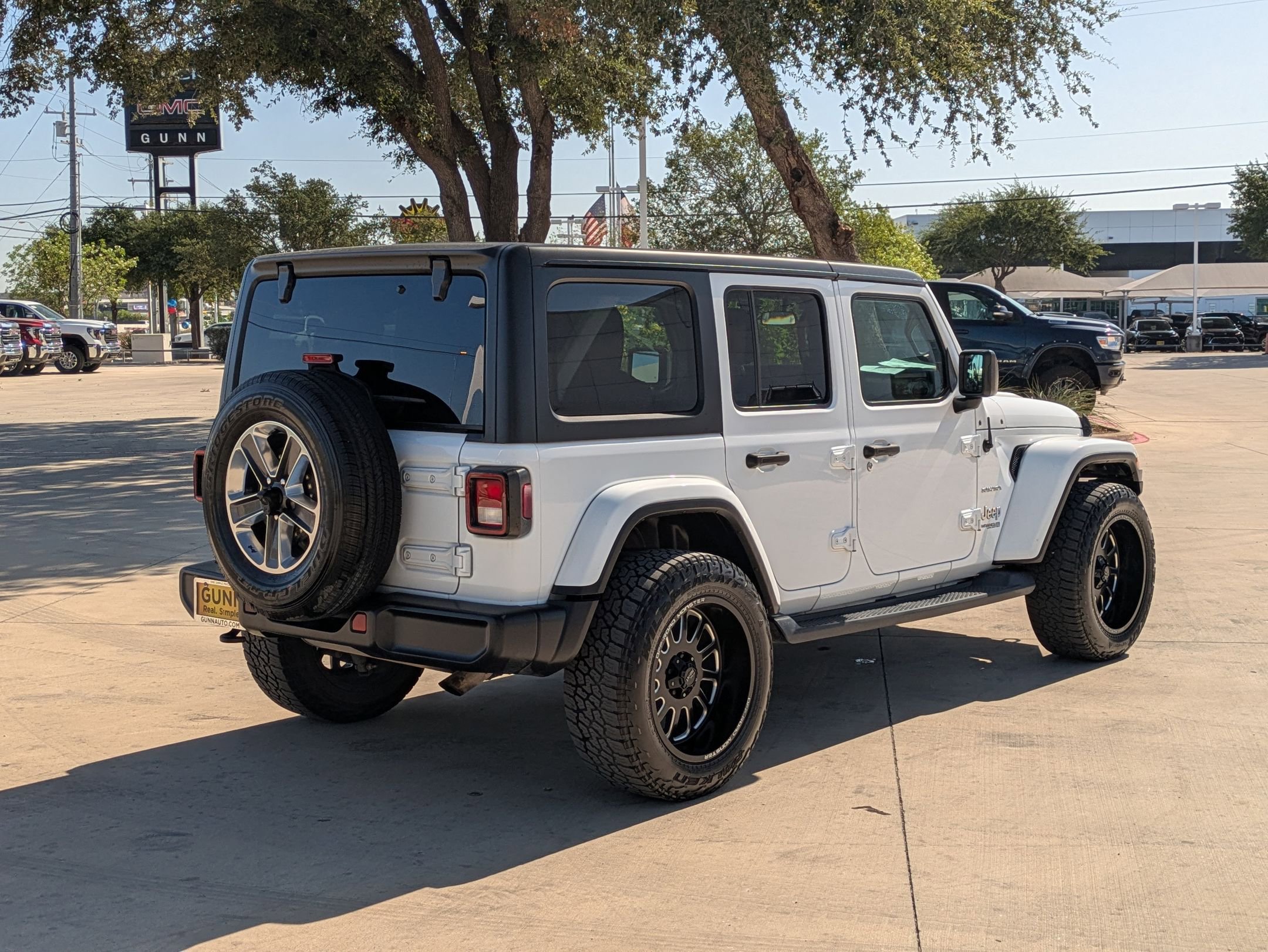 2019 Jeep Wrangler Unlimited Sahara photo 3