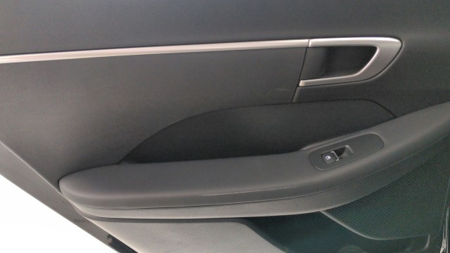 Used 2022  Hyundai SE image 28