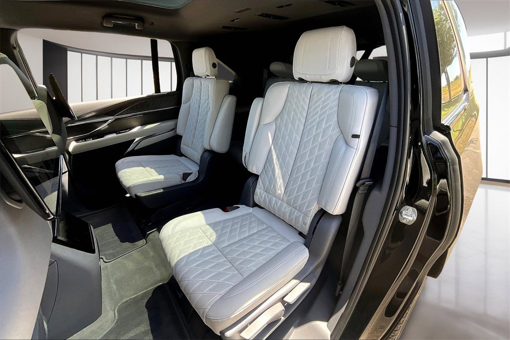 2025 Cadillac Escalade IQ Luxury photo 7