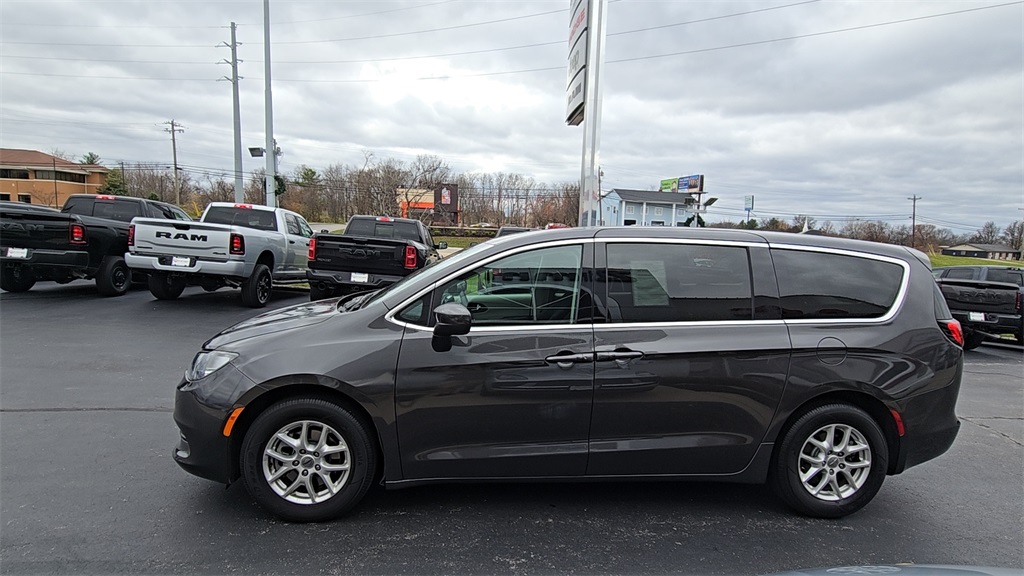 2023 Chrysler Voyager LX photo 3