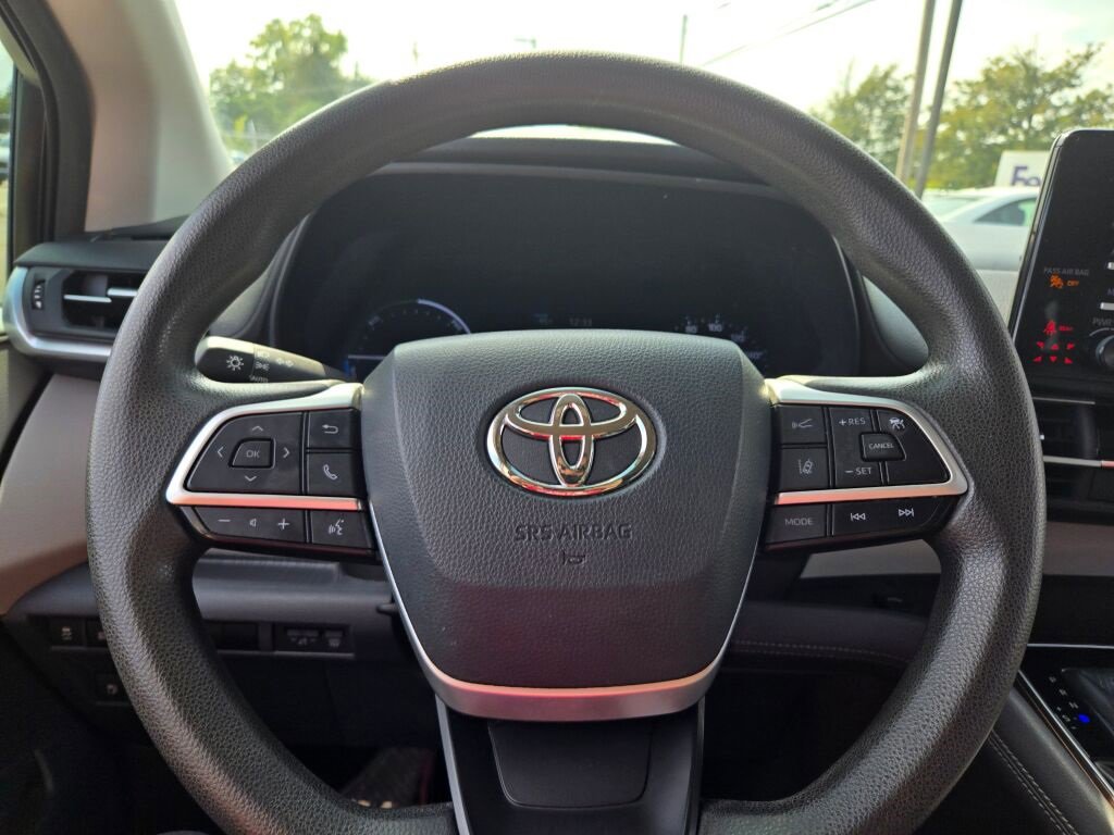 2021 Toyota Sienna LE photo 24