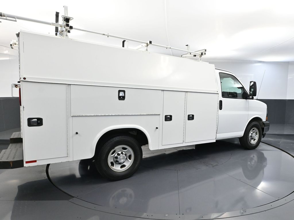 2017 Chevrolet Express 3500 Work Van Cutaway photo 4