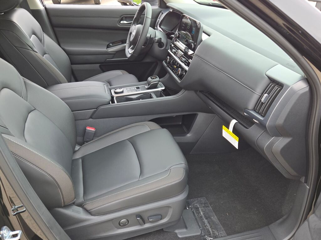 2025 Nissan Pathfinder SL photo 3