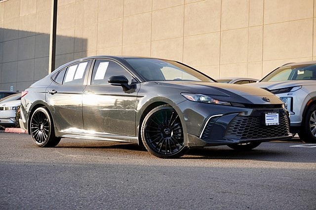 2025 Toyota Camry SE's photo