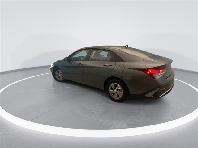 2025 Hyundai Elantra SE photo 2