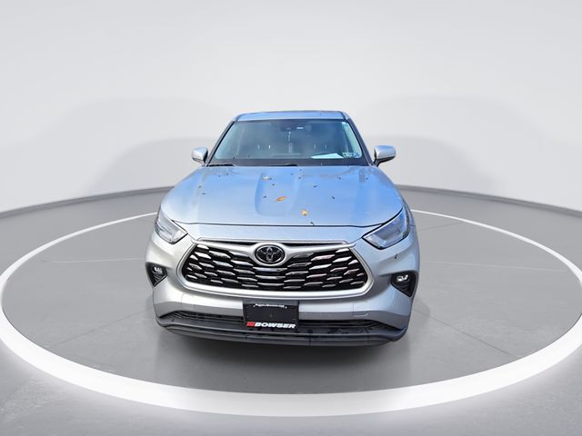 2022 Toyota Highlander LE photo 3