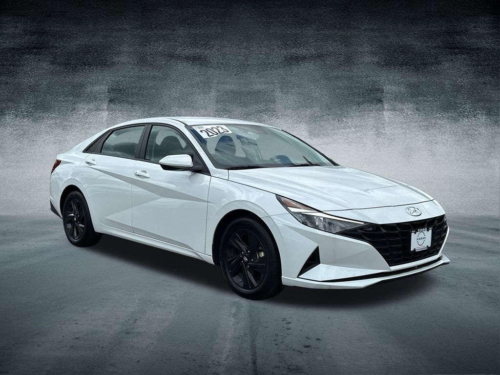 2023 Hyundai Elantra SEL photo 5