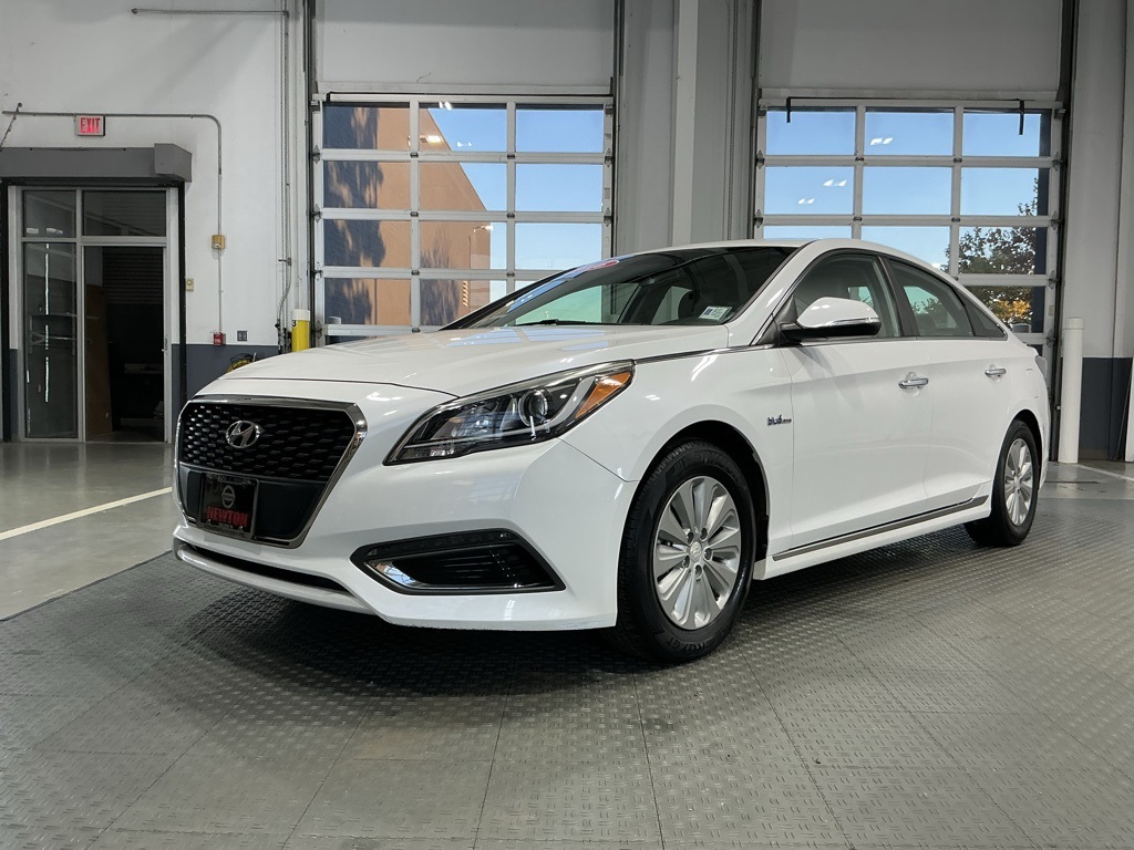 Used 2016 Hyundai Sonata Hybrid Base with VIN KMHE24L17GA038014 for sale in Gallatin, TN
