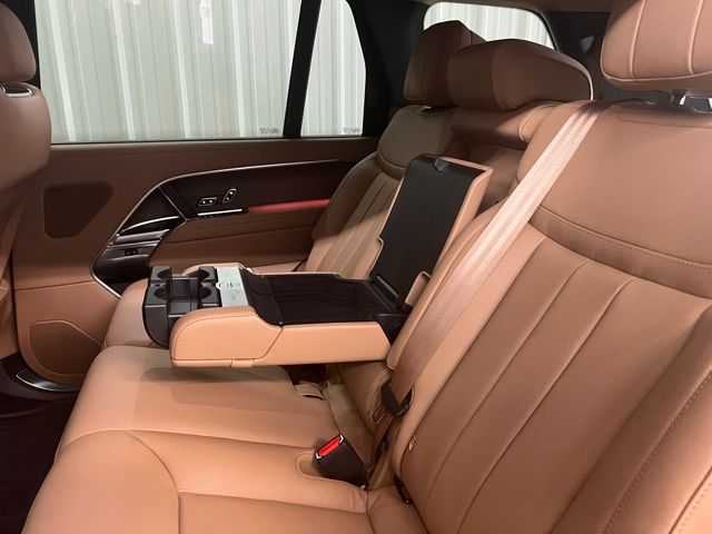 2025 Land Rover Range Rover SE photo 9
