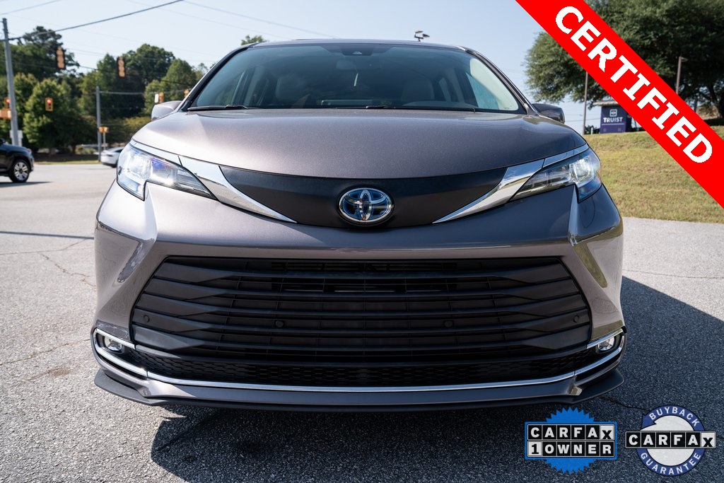 2021 Toyota Sienna XLE photo 2