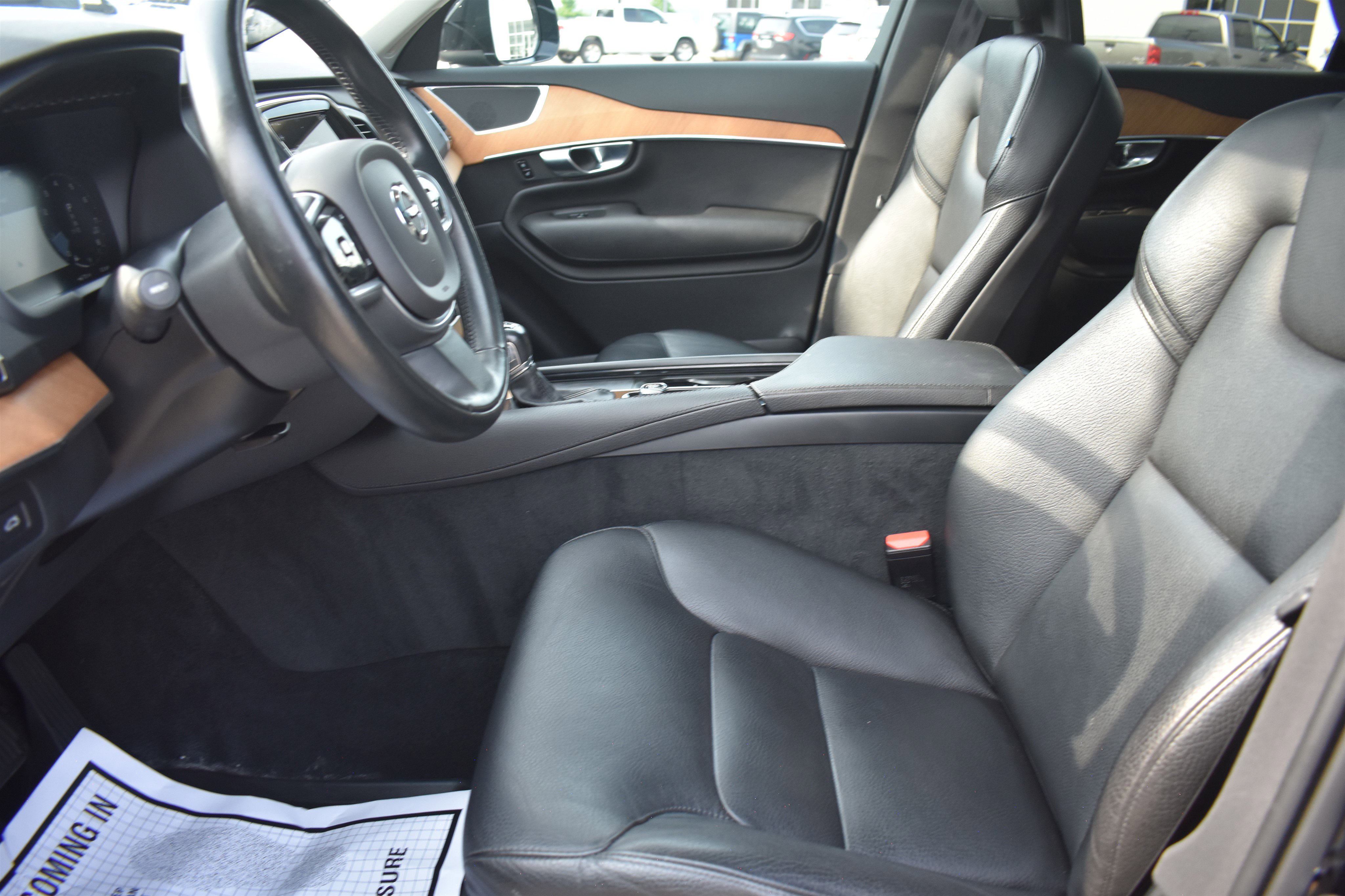 2022 Volvo XC90 T6 Momentum AWD photo 4